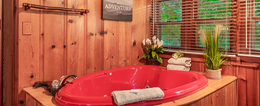 Knotty Pines Cabin tub