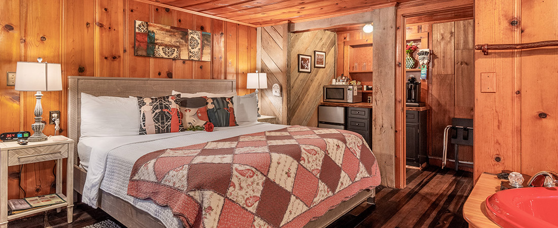 Knotty Pines Cabin bed